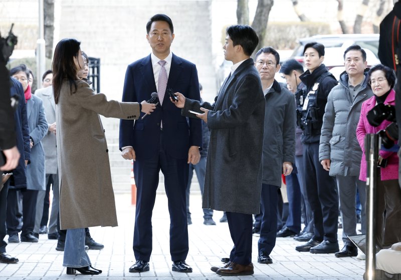 '명태균 여론조사비 대납' 의혹으로 기소된 오세훈 서울시장이 4일 오전 서울시 서초구 서초동 서울중앙지방법원에서 열린 정치자금법위반 첫 공판에 출석하며 취재진의 질문에 답하고 있다. 2026.3.4 ⓒ 뉴스1 박정호 기자