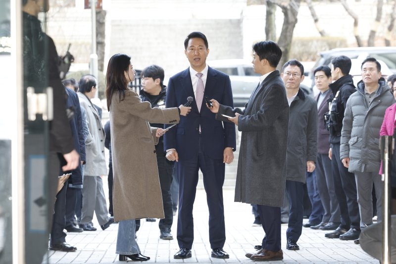 '명태균 여론조사비 대납' 의혹으로 기소된 오세훈 서울시장이 4일 오전 서울시 서초구 서초동 서울중앙지방법원에서 열린 정치자금법위반 첫 공판에 출석하며 입장을 밝히고 있다. 2026.3.4 ⓒ 뉴스1 박정호 기자