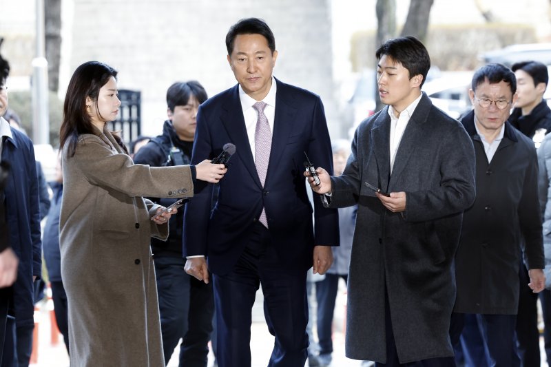 '명태균 여론조사비 대납' 의혹으로 기소된 오세훈 서울시장이 4일 오전 서울시 서초구 서초동 서울중앙지방법원에서 열린 정치자금법위반 첫 공판에 출석하고 있다. 2026.3.4 ⓒ 뉴스1 박정호 기자
