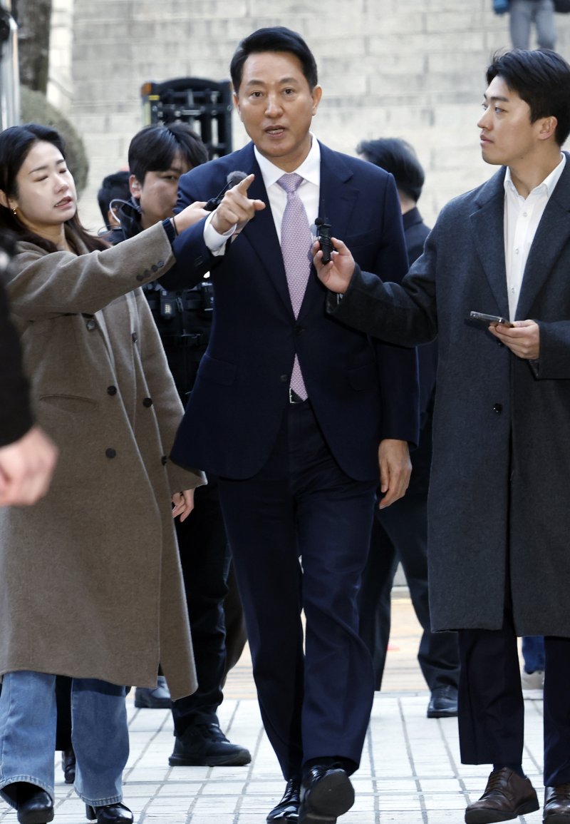'명태균 여론조사비 대납' 의혹으로 기소된 오세훈 서울시장이 4일 오전 서울시 서초구 서초동 서울중앙지방법원에서 열린 정치자금법위반 첫 공판에 출석하고 있다. 2026.3.4 ⓒ 뉴스1 박정호 기자