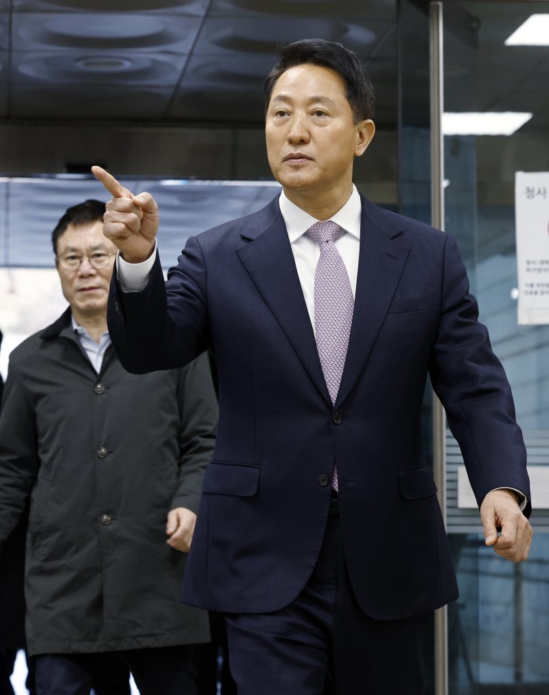'명태균 여론조사비 대납' 의혹으로 기소된 오세훈 서울시장이 4일 오전 서울시 서초구 서초동 서울중앙지방법원에서 열린 정치자금법위반 첫 공판에 출석하고 있다. 2026.3.4 ⓒ 뉴스1 박정호 기자