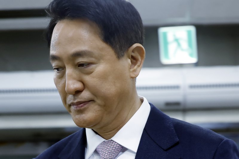 '명태균 여론조사비 대납' 의혹으로 기소된 오세훈 서울시장이 4일 오전 서울시 서초구 서초동 서울중앙지방법원에서 열린 정치자금법위반 첫 공판에 출석하고 있다. 2026.3.4 ⓒ 뉴스1 박정호 기자