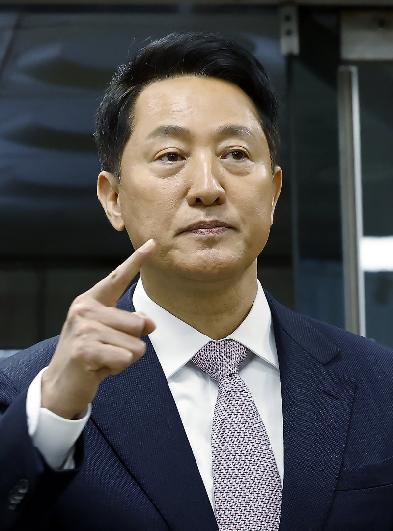 '명태균 여론조사비 대납' 의혹으로 기소된 오세훈 서울시장이 4일 오전 서울시 서초구 서초동 서울중앙지방법원에서 열린 정치자금법위반 첫 공판에 출석하고 있다. 2026.3.4 ⓒ 뉴스1 박정호 기자