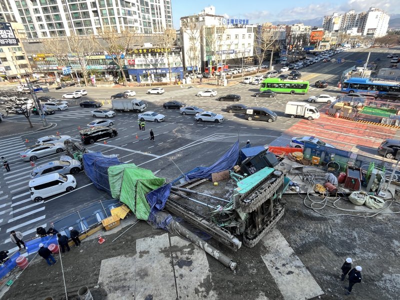 4일 오전 9시 6분께 대구시 수성구 만촌네거리 공사 현장에서 천공기가 전도돼 쓰러진 천공기가 지나가던 택시와 접촉하면서 운전자 등 3명이 부상을 입었다. 경찰이 현장에서 교통을 통제하고 있다. 뉴스1