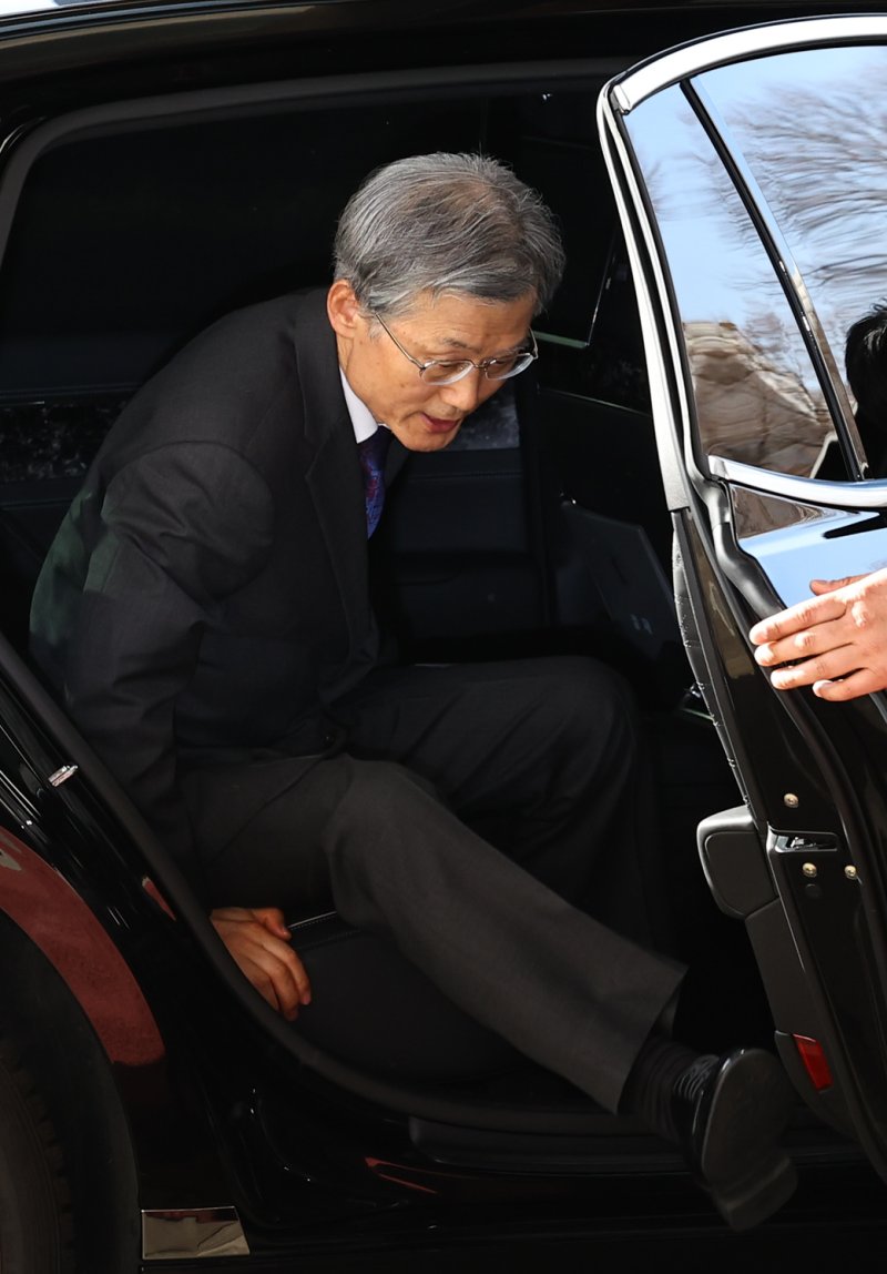 [서울=뉴시스] 최진석 기자 = 조희대 대법원장이 4일 오전 서울 서초구 대법원으로 출근하고 있다. 2026.03.04. myjs@newsis.com