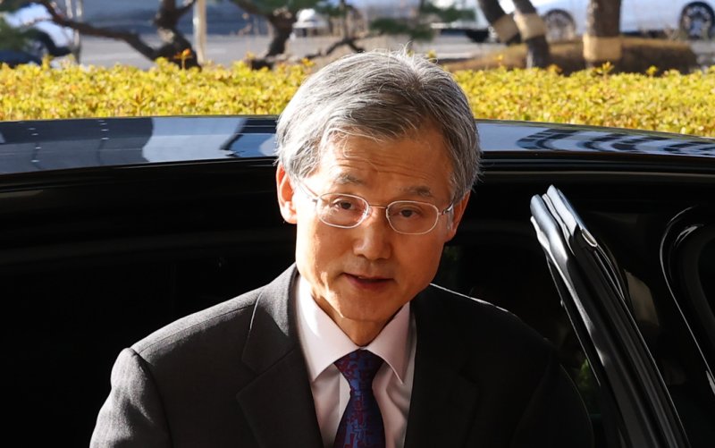 [서울=뉴시스] 최진석 기자 = 조희대 대법원장이 4일 오전 서울 서초구 대법원으로 출근하고 있다. 2026.03.04. myjs@newsis.com