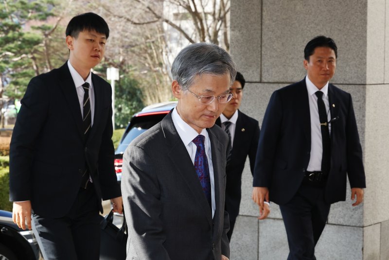 [서울=뉴시스] 최진석 기자 = 조희대 대법원장이 4일 오전 서울 서초구 대법원으로 출근하고 있다. 2026.03.04. myjs@newsis.com