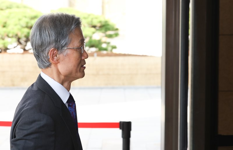 [서울=뉴시스] 최진석 기자 = 조희대 대법원장이 4일 오전 서울 서초구 대법원으로 출근하고 있다. 2026.03.04. myjs@newsis.com