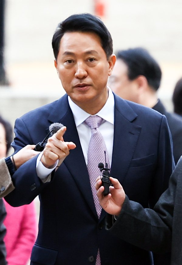 [서울=뉴시스] 최진석 기자 = '여론조사비 대납 의혹'을 받고 있는 오세훈 서울시장이 4일 오전 서울시 서초구 서울중앙지방법원에서 열린 정치자금법 위반 혐의 관련 1차 공판에 출석하고 있다. 2026.03.04. myjs@newsis.com