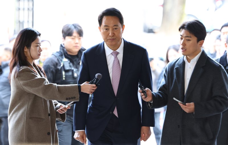 [서울=뉴시스] 최진석 기자 = '여론조사비 대납 의혹'을 받고 있는 오세훈 서울시장이 4일 오전 서울시 서초구 서울중앙지방법원에서 열린 정치자금법 위반 혐의 관련 1차 공판에 출석하고 있다. 2026.03.04. myjs@newsis.com