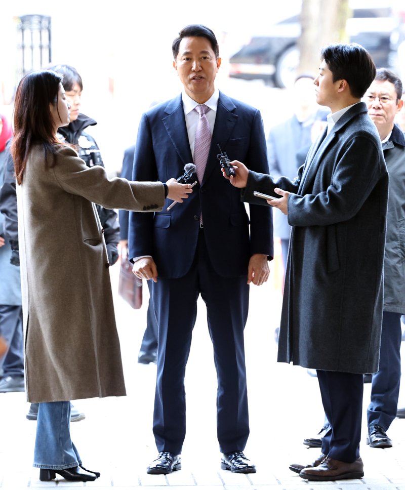 [서울=뉴시스] 최진석 기자 = '여론조사비 대납 의혹'을 받고 있는 오세훈 서울시장이 4일 오전 서울시 서초구 서울중앙지방법원에서 열린 정치자금법 위반 혐의 관련 1차 공판에 출석하며 기자들의 질문에 답하고 있다. 2026.03.04. myjs@newsis.com