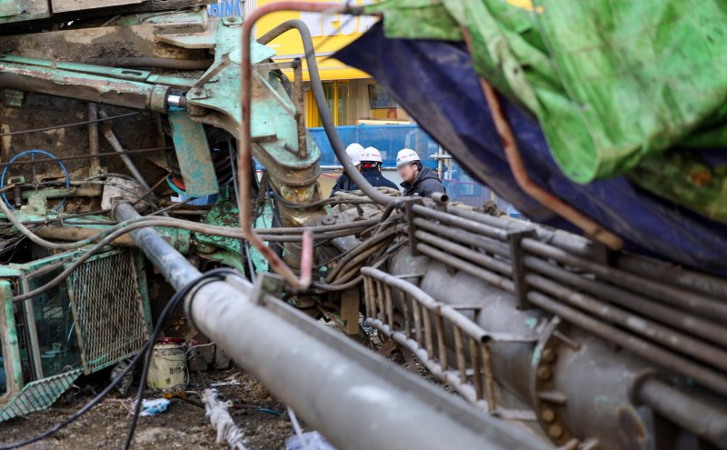 [대구=뉴시스] 이무열 기자 = 4일 오전 9시6분께 대구 수성구 만촌동 만촌네거리에서 공사 중인 천공기가 쓰러졌다.이 사고로 2명이 병원으로 이송되는 등 경상자 3명이 발생했다. 2026.03.04. lmy@newsis.com