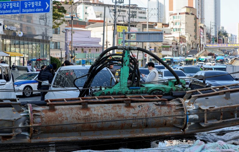 [대구=뉴시스] 이무열 기자 = 4일 오전 9시6분께 대구 수성구 만촌동 만촌네거리에서 공사 중인 천공기가 쓰러졌다.이 사고로 2명이 병원으로 이송되는 등 경상자 3명이 발생했다. 2026.03.04. lmy@newsis.com