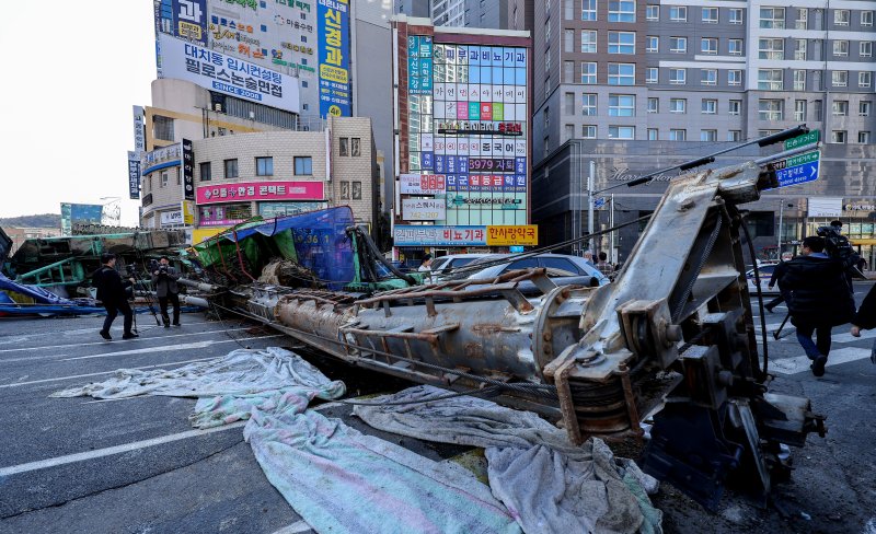 [대구=뉴시스] 이무열 기자 = 4일 오전 9시6분께 대구 수성구 만촌동 만촌네거리에서 공사 중인 천공기가 쓰러졌다.이 사고로 2명이 병원으로 이송되는 등 경상자 3명이 발생했다. 2026.03.04. lmy@newsis.com