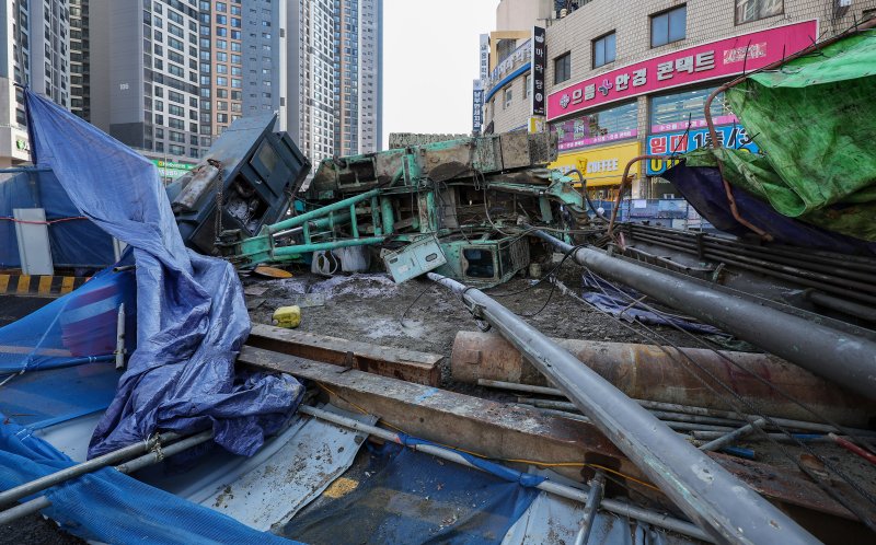 [대구=뉴시스] 이무열 기자 = 4일 오전 9시6분께 대구 수성구 만촌동 만촌네거리에서 공사 중인 천공기가 쓰러졌다.이 사고로 2명이 병원으로 이송되는 등 경상자 3명이 발생했다. 2026.03.04. lmy@newsis.com