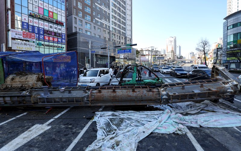 [대구=뉴시스] 이무열 기자 = 4일 오전 9시6분께 대구 수성구 만촌동 만촌네거리에서 공사 중인 천공기가 쓰러졌다.이 사고로 2명이 병원으로 이송되는 등 경상자 3명이 발생했다. 2026.03.04. lmy@newsis.com
