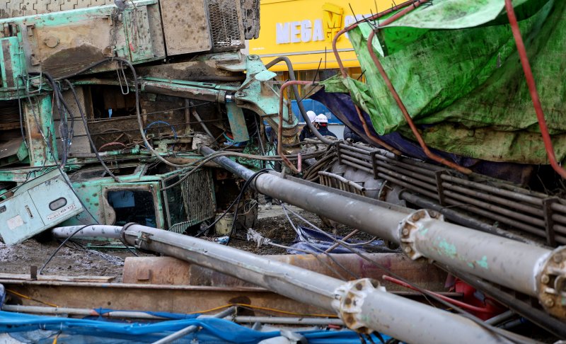 [대구=뉴시스] 이무열 기자 = 4일 오전 9시6분께 대구 수성구 만촌동 만촌네거리에서 공사 중인 천공기가 쓰러졌다.이 사고로 2명이 병원으로 이송되는 등 경상자 3명이 발생했다. 2026.03.04. lmy@newsis.com