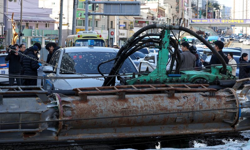 [대구=뉴시스] 이무열 기자 = 4일 오전 9시6분께 대구 수성구 만촌동 만촌네거리에서 공사 중인 천공기가 쓰러졌다. 이 사고로 2명이 병원으로 이송되는 등 경상자 3명이 발생했다. 2026.03.04. lmy@newsis.com