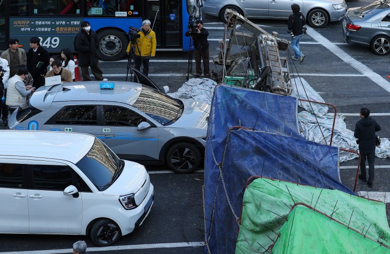 [대구=뉴시스] 이무열 기자 = 4일 오전 9시6분께 대구 수성구 만촌동 만촌네거리에서 공사 중인 천공기가 쓰러졌다.이 사고로 2명이 병원으로 이송되는 등 경상자 3명이 발생했다. 2026.03.04. lmy@newsis.com