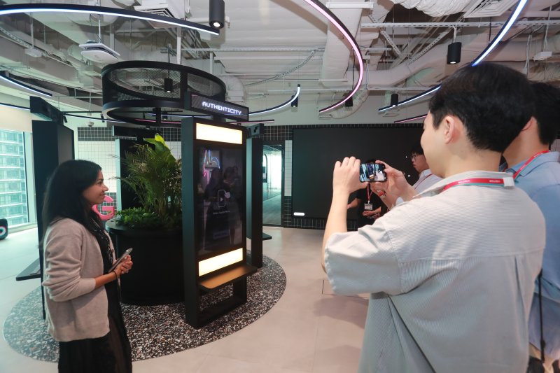 [싱가포르=뉴시스] 지난달 25일 틱톡 싱가포르 본사에 위치한 '투명성 및 책임 센터(TAC, Transparency and Accountability Center)'에서 틱톡 관계자가 한국 취재진을 대상으로 센터를 소개하고 있다. 2026.03.04. (사진=틱톡 제공) /사진=뉴시스