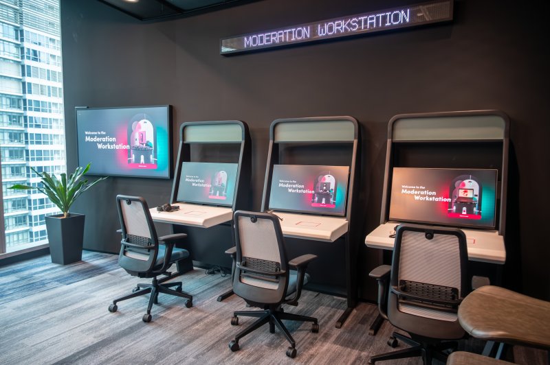 [싱가포르=뉴시스] 윤정민 기자 = 틱톡 싱가포르 본사에 위치한 '투명성 및 책임 센터(TAC, Transparency and Accountability Center)'에 마련된 콘텐츠 심사 체험 존. 머신러닝이 1차로 걸러낸 영상 중 맥락 파악이 필요한 콘텐츠들이 이곳 심사역들의 모니터로 전달되며 심사역은 영상 프레임별 데이터와 지역별 문화적 특성을 고려해 최종 조치를 내린다. 2026.03.04. alpaca@newsis.com /사진=뉴시스