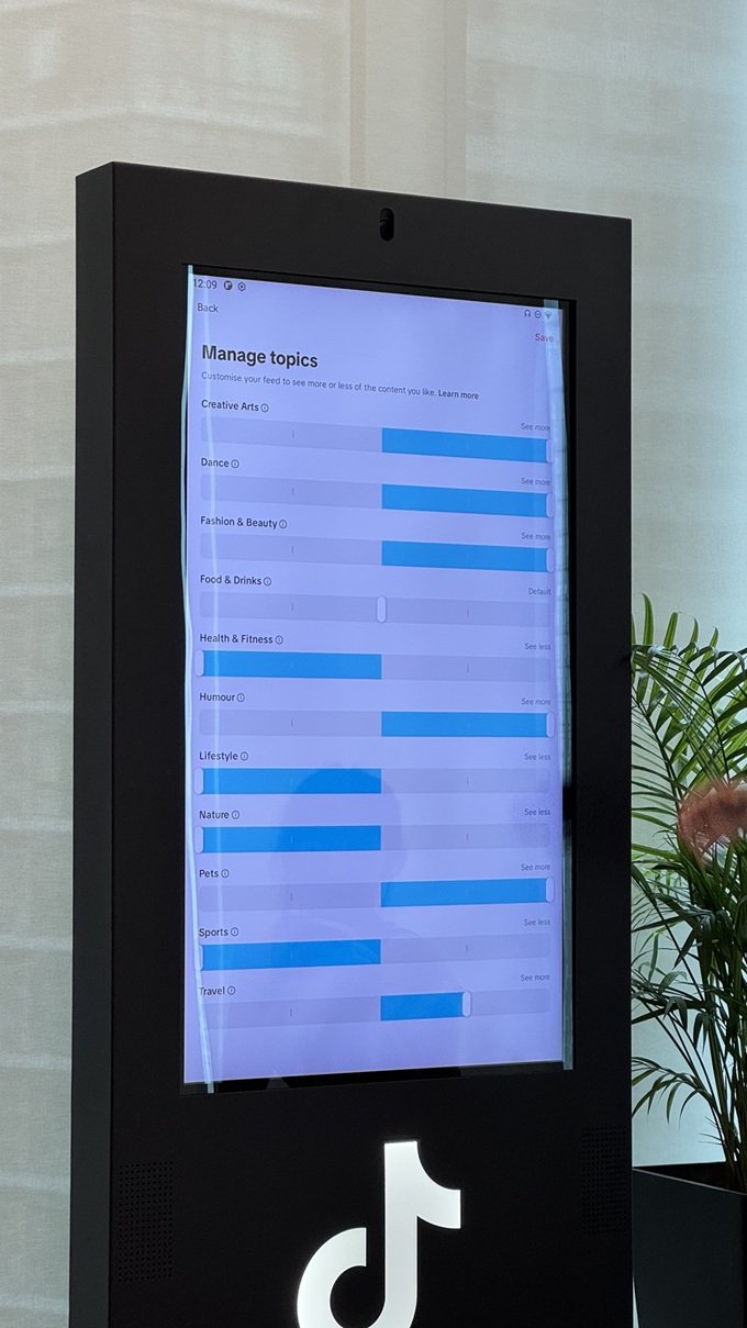 [싱가포르=뉴시스] 윤정민 기자 = 틱톡 싱가포르 본사에 위치한 '투명성 및 책임 센터(TAC, Transparency and Accountability Center)'에서 틱톡 관계자가 추천 피드 일부 주제를 조정하는 법을 안내하고 있다. 2026.03.04. alpaca@newsis.com