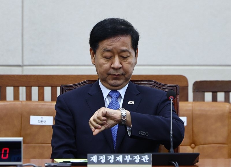 [서울=뉴시스] 김명년 기자 = 구윤철 부총리 겸 재정경제부 장관이 4일 오전 서울 여의도 국회에서 열린 대미투자특별법 처리를 위한 특별위원회 전체회의에서 시간을 확인하고 있다. 2026.03.04. kmn@newsis.com