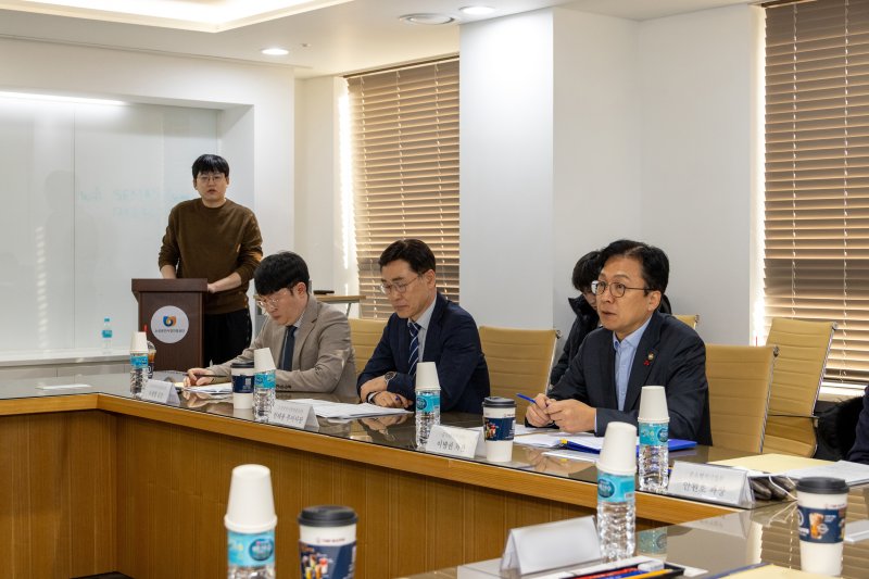 이병권 중소벤처기업부 제2차관이 5일 오전 서울 마포구 드림스퀘어에서 열린 '홈플러스 입점 소상공인 간담회'에서 현장 의견을 듣고 있다. (중소벤처기업부 제공. 재판매 및 DB 금지) 2025.12.5 ⓒ 뉴스1