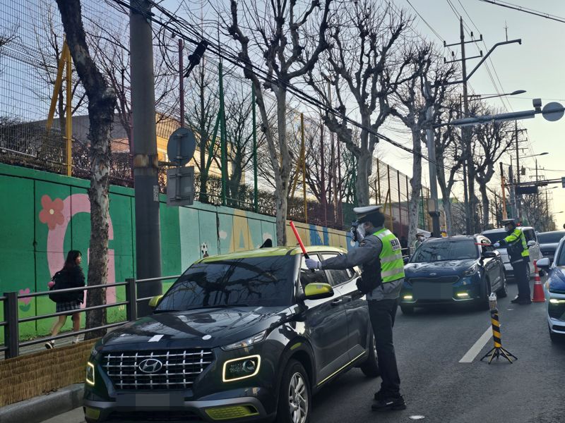 4일 서울 양천구 양강초등학교 앞에서 스쿨존 등굣길 음주운전 단속이 진행됐다. 사진=서지윤 기자