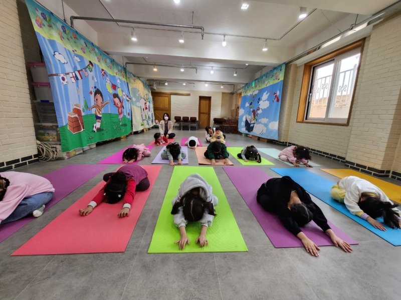 [밀양=뉴시스] 어린이들이 요가 아카데미에 참여해 요가 자세를 따라 하고 있다. (사진=밀양시 제공) 2026.03.04. photo@newsis.com *재판매 및 DB 금지