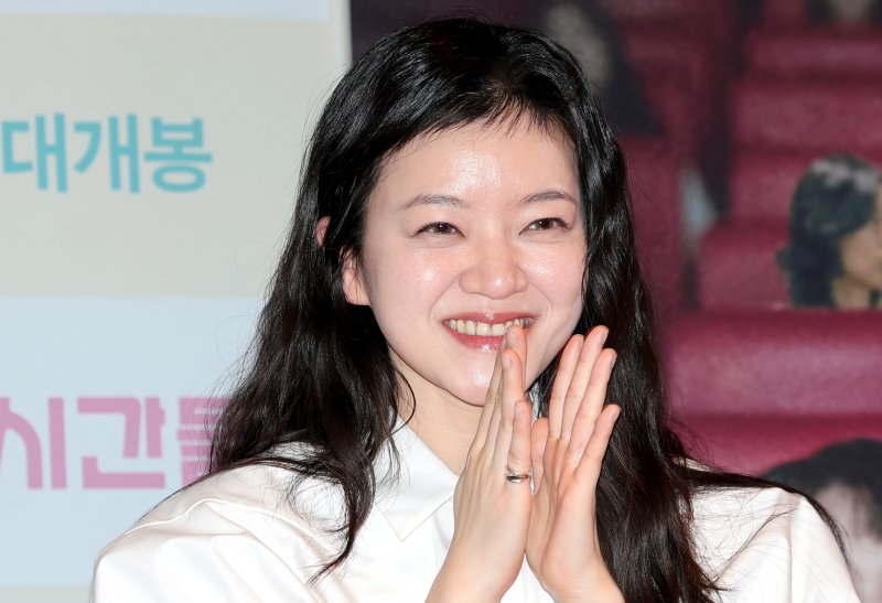 배우 고아성이 3일 서울 종로구 씨네큐브에서 열린 영화 ‘극장의 시간들’ 언론시사회 및 기자간담회에 참석해 미소를 짓고 있다. '극장의 시간들'은 관객, 감독, 배우 등 다양한 인물들을 주인공으로 영화적 재미는 물론 극장이라는 장소가 지닌 예술적·사회적 의미를 조명한다. 특히 대한민국 대표 예술영화관 씨네큐브가 개관 25주년을 맞아 제작한 작품으로 극장과 영화의 미래에 대해 새로운 도전과 희망을 제시해 더욱 높은 관심을 끌고 있다. 2026.3.3 ⓒ 뉴스1 권현진 기자