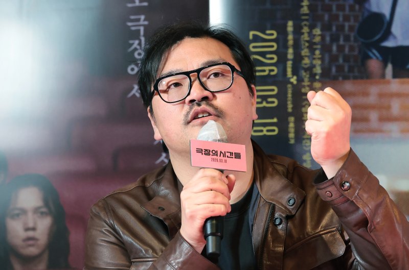 이종필 감독이 3일 서울 종로구 씨네큐브에서 열린 영화 ‘극장의 시간들’ 언론시사회 및 기자간담회에 참석해 인사말을 하고 있다. '극장의 시간들'은 관객, 감독, 배우 등 다양한 인물들을 주인공으로 영화적 재미는 물론 극장이라는 장소가 지닌 예술적·사회적 의미를 조명한다. 특히 대한민국 대표 예술영화관 씨네큐브가 개관 25주년을 맞아 제작한 작품으로 극장과 영화의 미래에 대해 새로운 도전과 희망을 제시해 더욱 높은 관심을 끌고 있다. 2026.3.3 ⓒ 뉴스1 권현진 기자