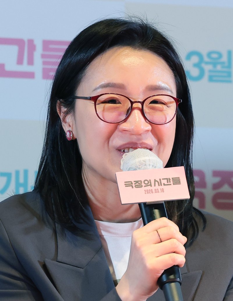 윤가은 감독이 3일 서울 종로구 씨네큐브에서 열린 영화 ‘극장의 시간들’ 언론시사회 및 기자간담회에 참석해 인사말을 하고 있다. '극장의 시간들'은 관객, 감독, 배우 등 다양한 인물들을 주인공으로 영화적 재미는 물론 극장이라는 장소가 지닌 예술적·사회적 의미를 조명한다. 특히 대한민국 대표 예술영화관 씨네큐브가 개관 25주년을 맞아 제작한 작품으로 극장과 영화의 미래에 대해 새로운 도전과 희망을 제시해 더욱 높은 관심을 끌고 있다. 2026.3.3 ⓒ 뉴스1 권현진 기자