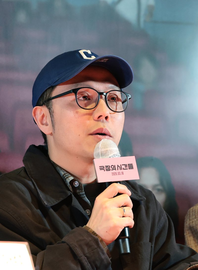 장건재 감독이 3일 서울 종로구 씨네큐브에서 열린 영화 ‘극장의 시간들’ 언론시사회 및 기자간담회에 참석해 인사말을 하고 있다. '극장의 시간들'은 관객, 감독, 배우 등 다양한 인물들을 주인공으로 영화적 재미는 물론 극장이라는 장소가 지닌 예술적·사회적 의미를 조명한다. 특히 대한민국 대표 예술영화관 씨네큐브가 개관 25주년을 맞아 제작한 작품으로 극장과 영화의 미래에 대해 새로운 도전과 희망을 제시해 더욱 높은 관심을 끌고 있다. 2026.3.3 ⓒ 뉴스1 권현진 기자