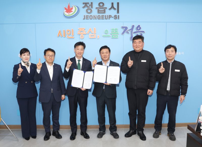 [정읍=뉴시스] 지난 3일 정읍시청에서 열린 정읍시와 하나은행의 '공무직 근로자 '생활안정 금융지원 업무협약', 이학수 시장(왼쪽 네번째)과 최홍길 하나은행 광주전북영업본부 지역대표(왼쪽 세번째), 송문철 전국공무직노동조합 정읍시지부장(왼쪽 다섯번째) 등이 협약 후 기념사진을 찍고 있다. (사진=정읍시 제공) 2026.03.04. photo@newsis.com *재판매 및 DB 금지