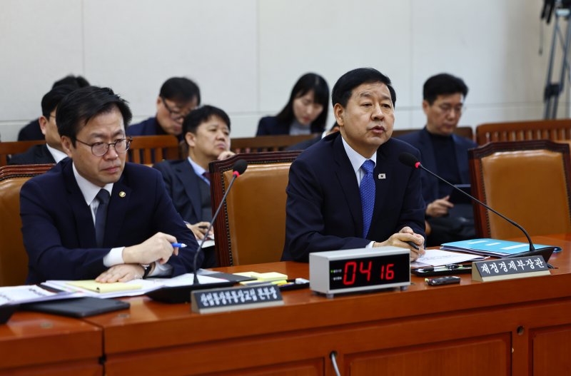 [서울=뉴시스] 김명년 기자 = 구윤철 부총리 겸 재정경제부 장관이 4일 오전 서울 여의도 국회에서 열린 대미투자특별법 처리를 위한 특별위원회 전체회의에서 질의에 답변하고 있다. 2026.03.04. kmn@newsis.com