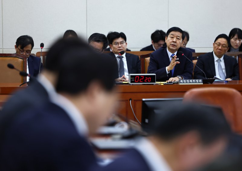 [서울=뉴시스] 김명년 기자 = 구윤철 부총리 겸 재정경제부 장관이 4일 오전 서울 여의도 국회에서 열린 대미투자특별법 처리를 위한 특별위원회 전체회의에서 질의에 답변하고 있다. 2026.03.04. kmn@newsis.com