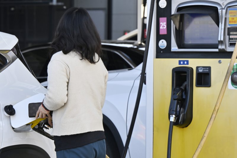 [광주=뉴시스] 박기웅 기자 = 4일 오전 미국·이스라엘의 이란 공습과 호르무즈 해협 봉쇄 여파로 국제 유가 급등 우려가 커지는 가운데 광주 북구 한 주유소에서 시민이 주유를 하고 있다. 2026.03.04. pboxer@newsis.com *재판매 및 DB 금지