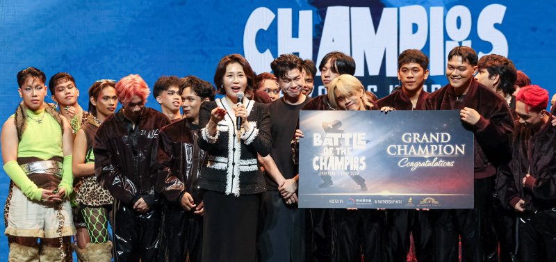 이재명 대통령과 필리핀을 국빈 방문한 김혜경 여사가 4일 마닐라 메트로폴리탄 극장에서 열린 '모두의 케이팝' 행사에서 시상 후 발언을 하고 있다. 연합뉴스