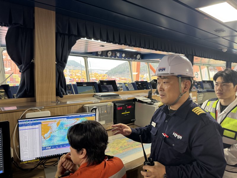 지난달 26일 HMM 에메랄드호에서 박상현 선장이 자율운항 설루션 하이나스 컨트롤에 대해 설명하는 모습 2026.3.4/뉴스1 ⓒ 뉴스1 박종홍 기자