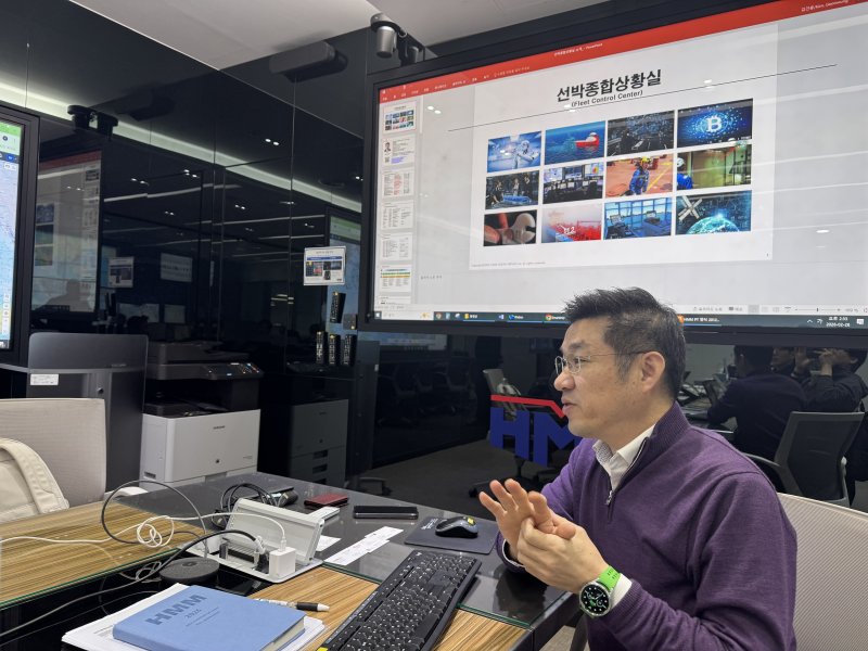 지난달 26일 HMM 선박종합상황실에서 변상수 HMM오션서비스 해사디지털팀 팀장이 상황실에 대해 설명하는 모습 2026.3.4/뉴스1 ⓒ 뉴스1 박종홍 기자
