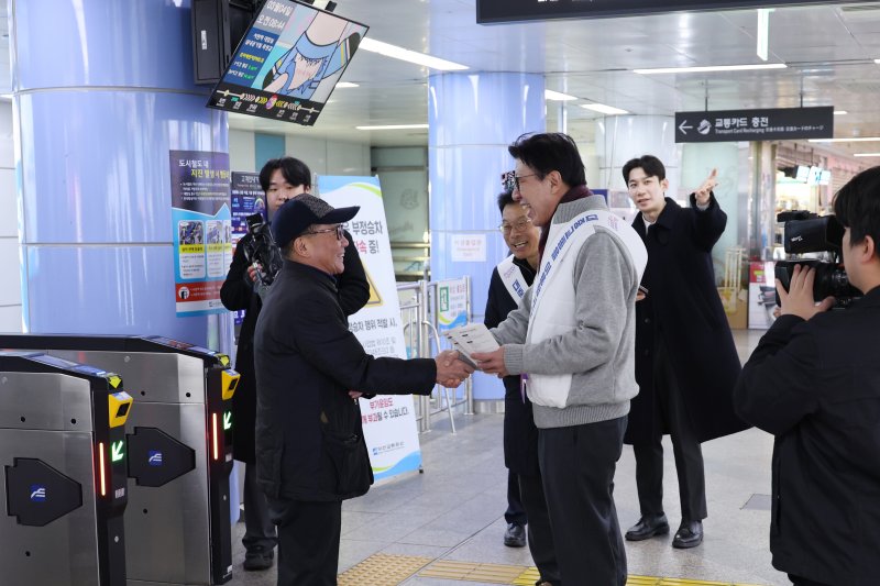 [부산=뉴시스] 박형준 부산시장이 4일 대중교통비 환급 지원사업인 '모두의 카드'와 동백패스를 홍보하는 캠페인을 진행했다. (사진=부산시 제공) 2026.03.04. photo@newsis.com *재판매 및 DB 금지