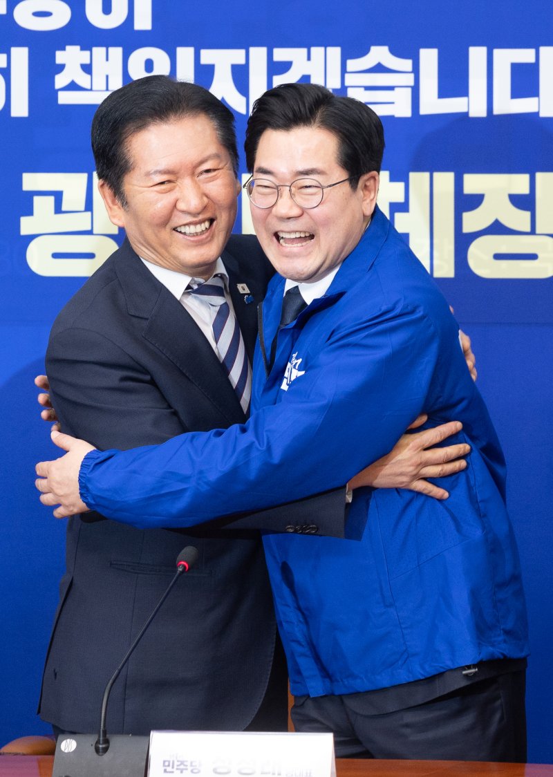 정청래 더불어민주당 대표가 4일 서울 여의도 국회에서 열린 제9회 지방선거 광역단체장 심사 결과 발표에서 인천시장 후보 공천이 확정된 박찬대 의원과 포옹하고 있다. 더불어민주당 공천관리위원회는 이날 6·3 지방선거 인천시장 후보로 원내대표를 지낸 3선의 박찬대 의원을 단수 공천하기로 했다. ⓒ 뉴스1 이승배 기자