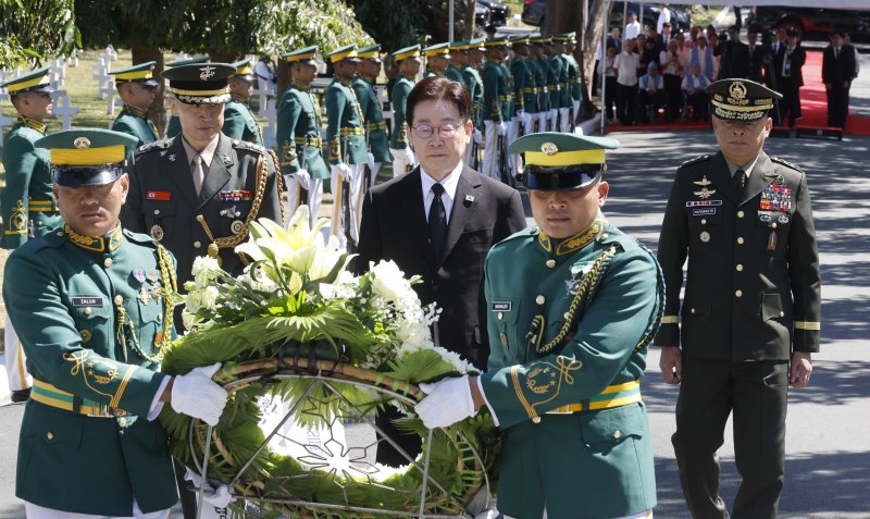 필리핀을 국빈 방문한 이재명 대통령이 4일(현지시간) 필리핀 마닐라 영웅묘지를 찾아 한국전 참전기념비에 헌화하기 위해 이동하고 있다. 2026.3.4 ⓒ 뉴스1 허경 기자