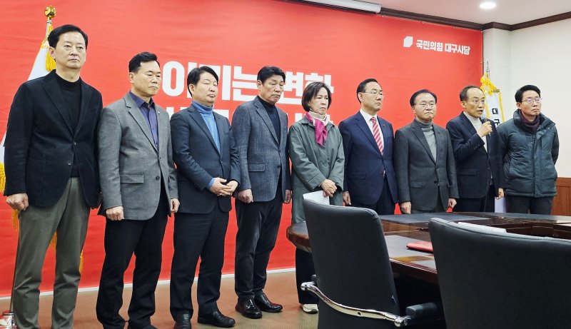 대구를 지역구로 둔 국민의힘 소속 국회의원들이 2일 대구 수성구 국민의힘 대구시당에서 '대구경북행정통합특별법' 국회 통과 촉구 긴급 회의를 가진 뒤 취재진에게 회의 결과를 브리핑하고 있다. 2026.3.2 ⓒ 뉴스1 남승렬 기자