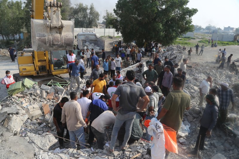 지난달 28일(현지시간) 이란 남부 호르모즈간주 미나브 여자 초등학교 폭격 현장에서 구조대와 주민들이 부상자를 구조하고 있다. 뉴시스