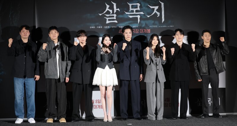 이상민 감독(왼쪽부터)과 배우 김영성, 윤재찬, 장다아, 이종원, 김혜윤, 김준한, 오동민 4일 서울 용산구 CGV용산아이파크몰에서 열린 영화 ‘살목지’(감독 이상민) 제작보고회에 참석해 포즈를 취하고 있다. '살목지'는 살목지 로드뷰에 정체불명의 형체가 찍히고, 재촬영을 위해 저수지로 향한 촬영팀이 검고 깊은 물 속의 무언가를 마주하게 되면서 벌어지는 공포 영화다. 2026.3.4 ⓒ 뉴스1 권현진 기자