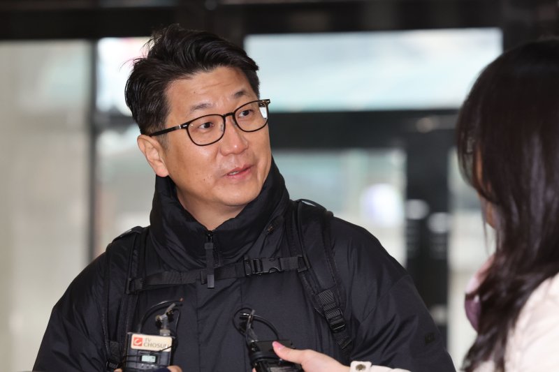 [서울=뉴시스] 권창회 기자 = 쿠팡 일용직 노동자 퇴직금 미지급 사건 수사 과정에서 상관의 외압이 있었다고 폭로한 문지석 검사가 14일 서울 서초구 관봉권 띠지 폐기 의혹 및 쿠팡 퇴직금 불기소 외압 의혹 진상규명을 위한 특검 사무실로 출석하며 취재진 질문을 듣고 있다. 2025.12.14. kch0523@newsis.com