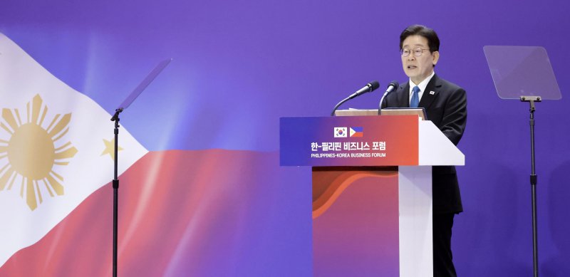 이재명 대통령이 4일 필리핀 마닐라 콘래드 호텔에서 열린 한-필리핀 비즈니스 포럼에서 발언하고 있다. 연합뉴스