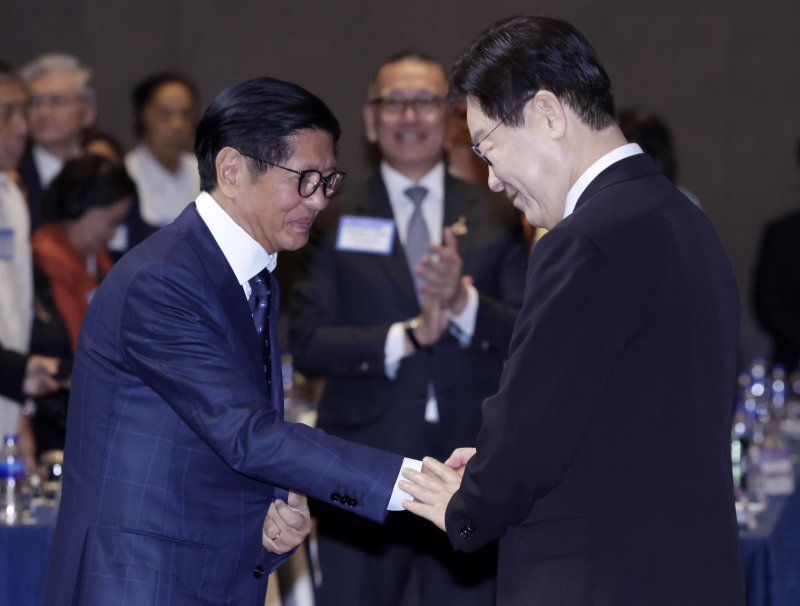 이재명 대통령과 페르디난드 로무알데스 마르코스 주니어 필리핀 대통령이 4일 필리핀 마닐라 콘래드 호텔에서 열린 한-필리핀 비즈니스 포럼에서 악수하고 있다. 연합뉴스